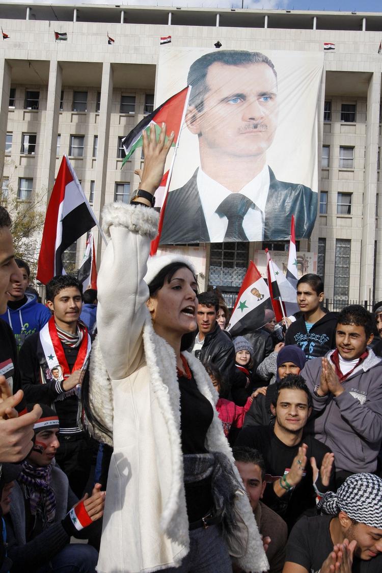 Oprør. Der er fortsat store kampe i Syrien, hvor vandene deles mellem tilhængere og bekæmpere af det syriske regime med præsident Bashar Assad i spidsen. Her ses tilhængere af præsidenten, der demonstrerer i Damaskus. 