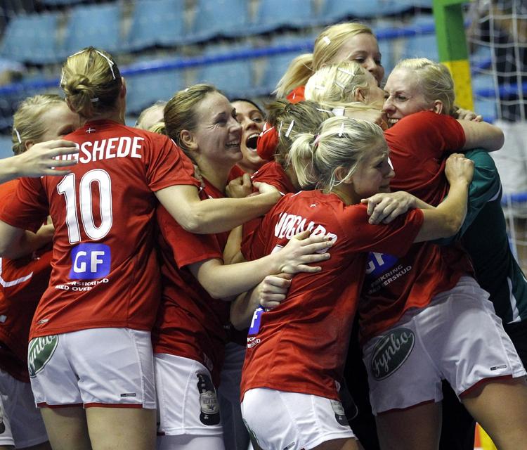 Jubel. Danmark er i kvartfinalen efter nervepirrende kamp mod Japan, der først blev besejret efter forlænget spilletid. 