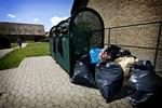 Skrald. Private kunder betaler til driften af genbrugsstationer - og når private virksomheder i 2012 slipper for gebyrer bliver de privates andel af betalingen større. 