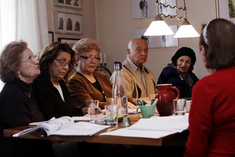 Fattigdom. Når danske medier omtaler fattigdom negativt, sker det ofte med billeder af indvandrere som illustration. For at understrege pointen har vi gjort det samme her. 