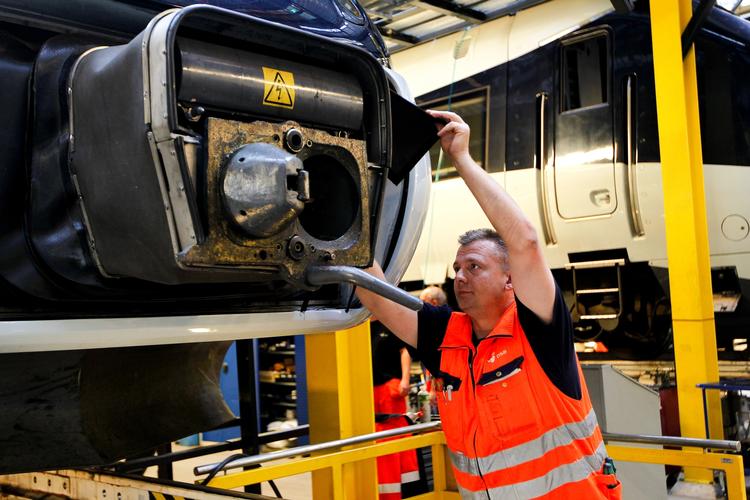 Strejkeramt. DSB's værksted i Aarhus er ramt af strejke. De cirka 400 ansatte mødes igen i morgen for at tage stilling til, om de skal genoptage arbejdet. 