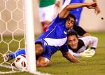 Ude. Carlos Noriega fra Guatemala reddede sin denne situation sit hold mod Mexico ved sommerens Gold Cup, men kunne ikke forhindere at mexicanerne vandt og senere kom i finalen, hvor de slog USA 4-2. 