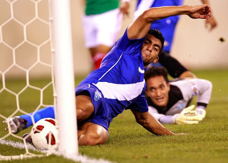 Ude. Carlos Noriega fra Guatemala reddede sin denne situation sit hold mod Mexico ved sommerens Gold Cup, men kunne ikke forhindere at mexicanerne vandt og senere kom i finalen, hvor de slog USA 4-2. 