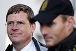 Politichef. Johan Reimann (t.v.) og hans kolleger læser Ekstra Bladet ekstra grundigt i dag. 