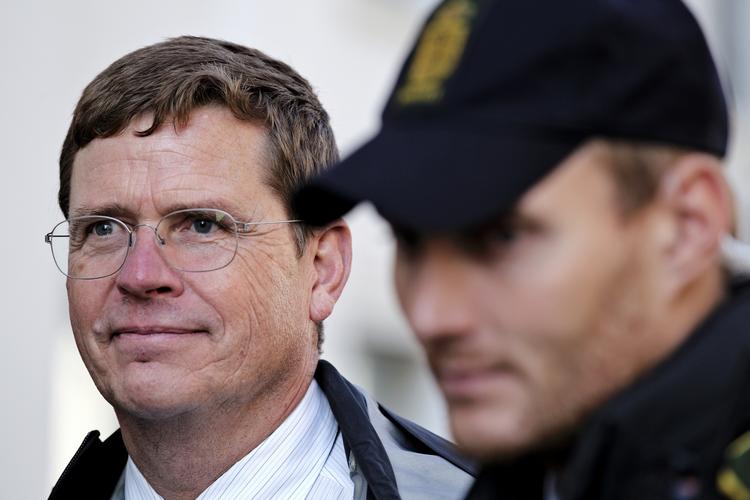Politichef. Johan Reimann (t.v.) og hans kolleger læser Ekstra Bladet ekstra grundigt i dag. 