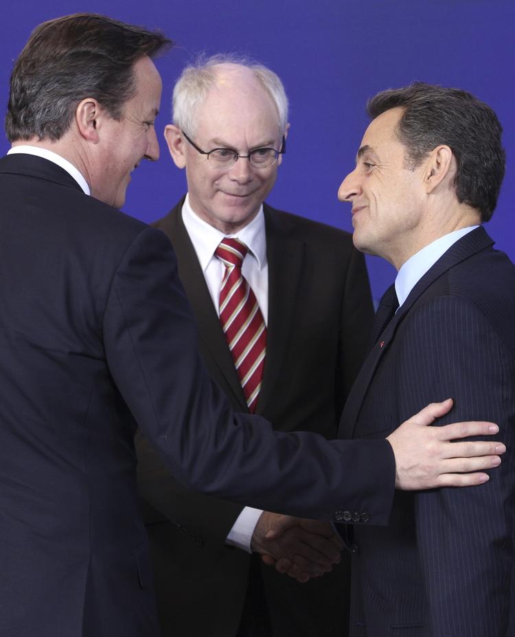 trio. Herman Van Rompuy sammen med to af topmødets hovedfigurer, Storbritanniens premierminister, David Cameron (tv.) og Frankrigs præsident, Nicolas Sarkozy. 
