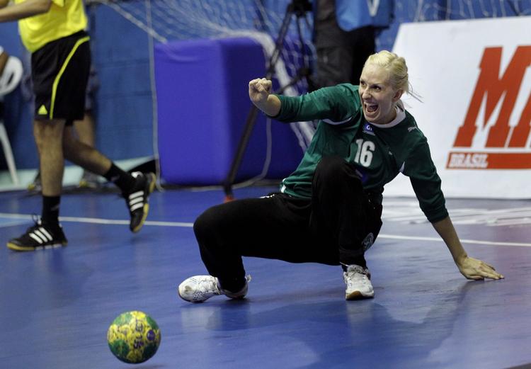 Topklasse. Viborg-spilleren Christina Pedersen bliver en absolut nøglespiller i kvartfinalen mod  Angola. 