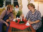 Evergreen. The Julekalender er nærmest stedsegrøn. I hvert fald stiller 444.000 danskere i gennesnit ind på tv-serien, der i år har 20 års jubilæum. Her ses Viggo Sommer i rollen som Oluf Sand og Carsten Knudsen som Gertrud Sand. 