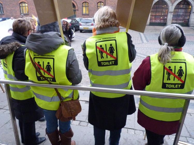 Tissekoneprotest. FOA indsamlede 7750 underskrifter mod at nedlægge betalingstoiletterne på Israels Plads, Trianglen, Vesterbro Torv og i Nyhavn. 