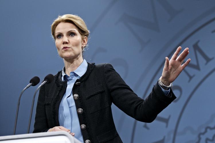 Unødvendigt. Danskerne bliver ikke spurgt, hvis regeringen beslutter, at Danmark skal tilslutte sig den nye europagt, fortæller Helle Thorning-Schmidt. 