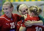 Lærevillig. Louise Svalastog Spellerberg (t.v.) og holdkammeraterne er i gang med at forberede sig til VM-kvartfinalen mod Angola. 