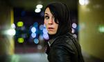 Oversminket? Når Stieg Larssons litterære karakter Lisbeth Salander skal være en tegnet figur i en grafisk roman, bliver det med mindre makeup og mere fokus på den biseksuelle punkers lesbiske forhold. Her ses Noomi Rapace, der spiller Salander i den svenske trilogi. Den amerikanske udgave 'Girl with the Dragon tatoo' har premiere i Danmark 21. december. 