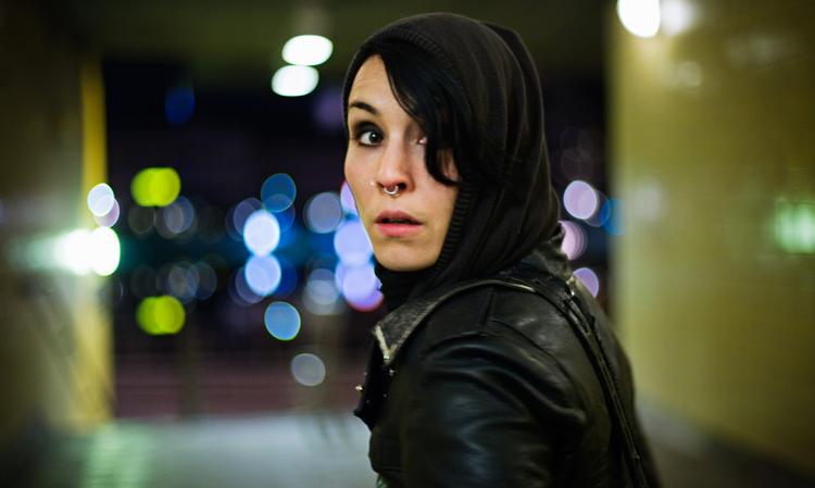Oversminket? Når Stieg Larssons litterære karakter Lisbeth Salander skal være en tegnet figur i en grafisk roman, bliver det med mindre makeup og mere fokus på den biseksuelle punkers lesbiske forhold. Her ses Noomi Rapace, der spiller Salander i den svenske trilogi. Den amerikanske udgave 'Girl with the Dragon tatoo' har premiere i Danmark 21. december. 