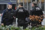 Blodbad. Politiet i Belgien tager ingen chancer efter dagens attentat. Svært bevæbnede betjente patruljerer i Liège. 