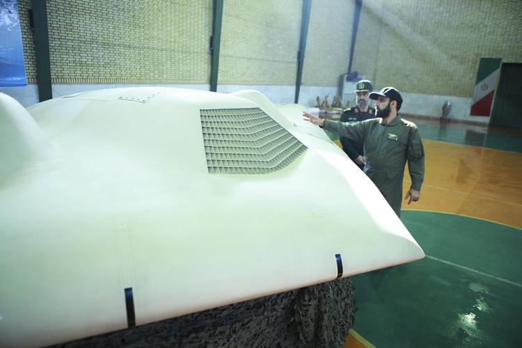 spionfly. Iran hævder at have skudt en amerikansk drone (billedet) ned over iransk luftrum. Obama vil have Iran til at udlevere det førerløse fly, men iranerne mener, at det nu tilkommer dem. 