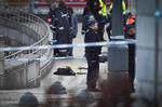 Tragedie. Seks personer er indtil nu omkommet: Gerningsmanden selv, et lille barn, tre unge mænd og en ældre dame. 