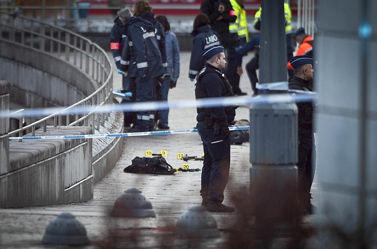 Tragedie. Seks personer er indtil nu omkommet: Gerningsmanden selv, et lille barn, tre unge mænd og en ældre dame. 