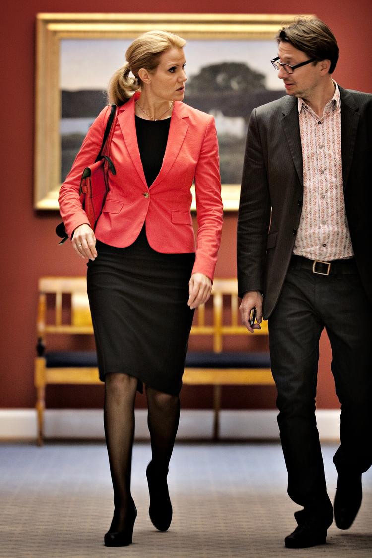 Adskillelse. »Det er ikke i mediernes interesse at gøre spindoktorer til en slags talsmænd«, siger chefredaktør for Jyllands-Posten, Jørn Mikkelsen. Her ses statsminister Helle Thorning-Schmidt sammen med sin personlige rådgiver Noa Redington. 