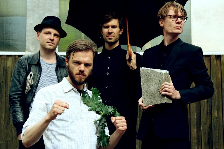 Knyttede næver. Bandet Rum 37 er sammen med bl.a. Ulige Numre med til at revitalisere den danske guitarrock med københavnske polaroider i teksterne og melodiøs intensitet i sangen. 