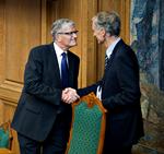 Rygeforbud. Bertel Haarder (th.) kommer ikke langt med sin modstand mod et rygeforbud på borgens kontorer. 