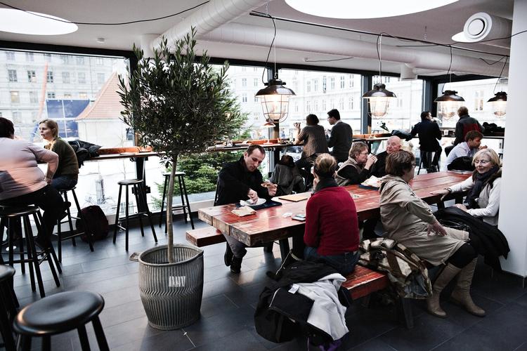 Trækplaster. Torvehallerne klarer sig fint trods stort byggeprojekt på Nørreport. Det store udbud af specialvarer og hurtige måltider trækker kunder til i stort antal. Værre er det for nærliggende cafeer, der frygter at miste omsætning under den tre år lange renovering af trafikknudepunktet. 