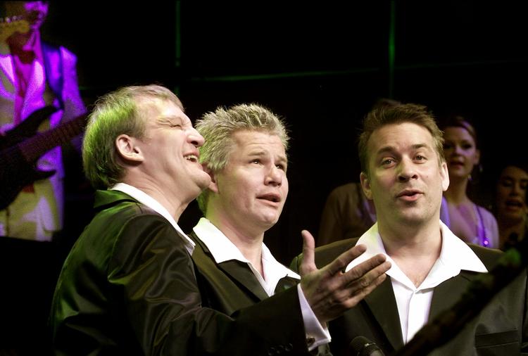 Manden i midten. Publikum har ikke glemt Anders Bircow og hans to musikomikalske kumpaner fra Linie 3; det vidner billetsalget til trioens nye show, der har premiere i Tivoli til foråret, om: Der er så godt som røde lygter allerede. 