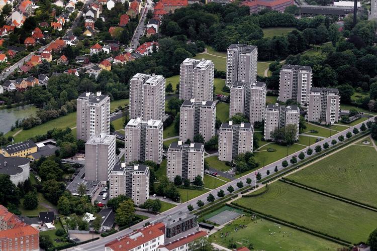 Hvidt. Hvis Bellahøj får sne i år, kan beboerne i de klassiske Bellahøjhuse få udsyn til en masse skiløbere. Med og uden stil. 