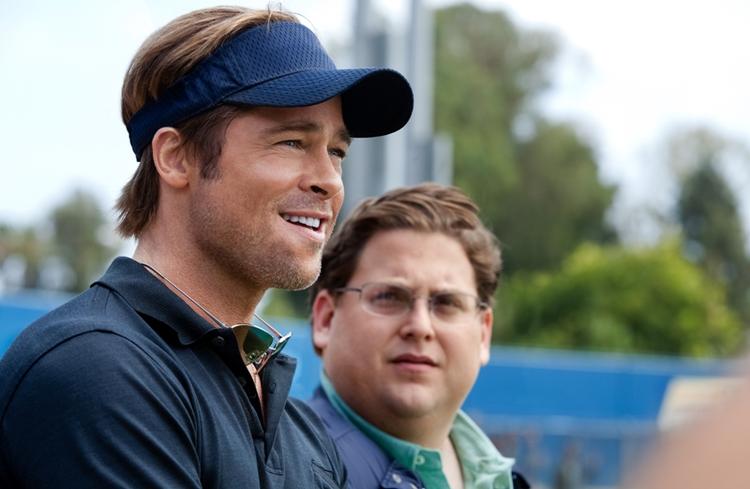 Sportsfilm. Brad Pitt spiller hovedrollen som Billy Beane, der hyrer den begavede Peter Brand (Jonah Hill) som en noget utraditionel co.-strateg. 