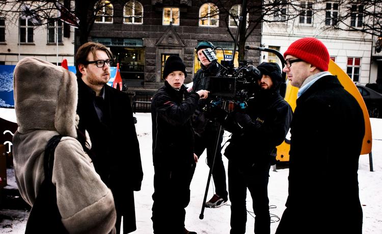 FONDSFILM. Her ses instruktør Christoffer Boe i aktion i Københavns gader. 