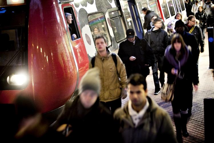 togtrafik. Passagererne må spejde længere efter tog på Københavns Hovedbanegård og andre stationer i landet. 