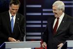 »Vi har ikke brug for en skrupskør præsident«, siger Mitt Romney (tv) om Newt Gingrich (th.). 