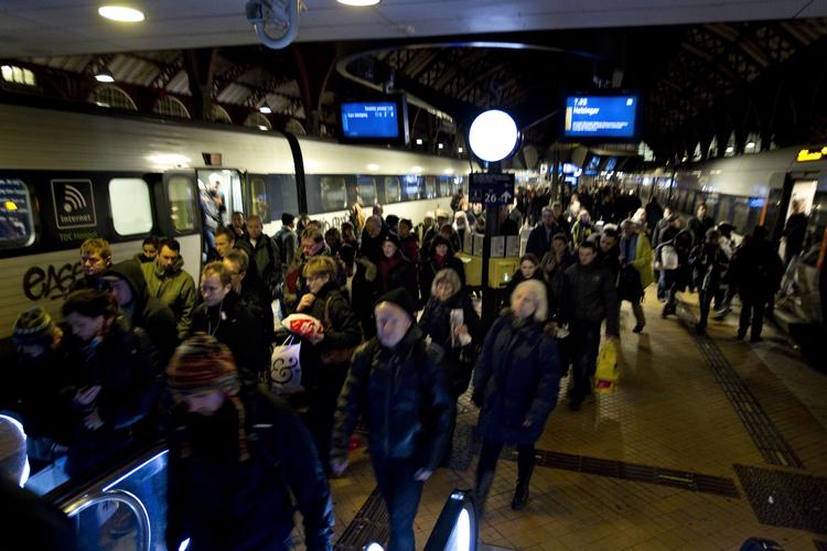 Kaos. Der er få tog på perronerne torsdag morgen. til gengæld kan der være trængsel i de få, der kører. 
