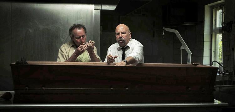 Malplaceret. Det ligner et sidste søm i ligkisten for det gamle Jydekompagni. I hvert fald er Finn og Jacobs jyske lune helt malplaceret i Lasse Spang Olsen-action. Eller er det omvendt? 