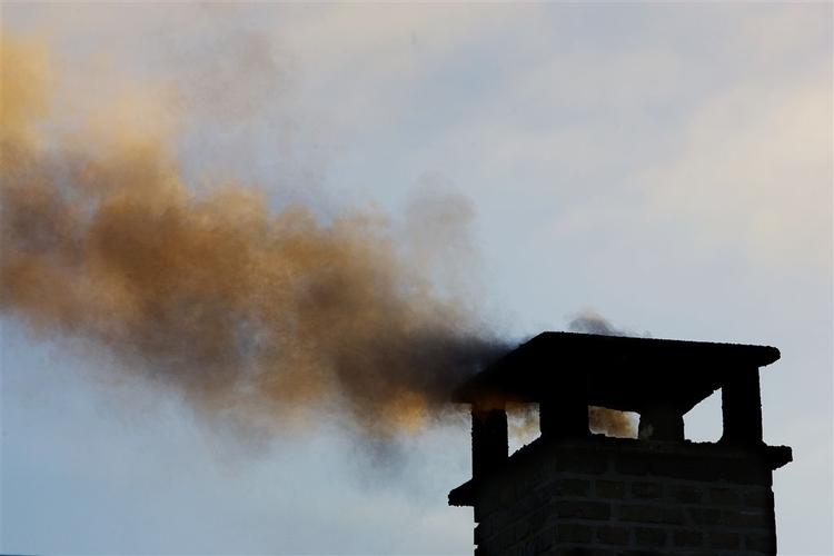 Forurening. CO2-udslippet var historisk højt i 2010 - men den nyhed fik slet ikke nok omtale, mener læsere. 