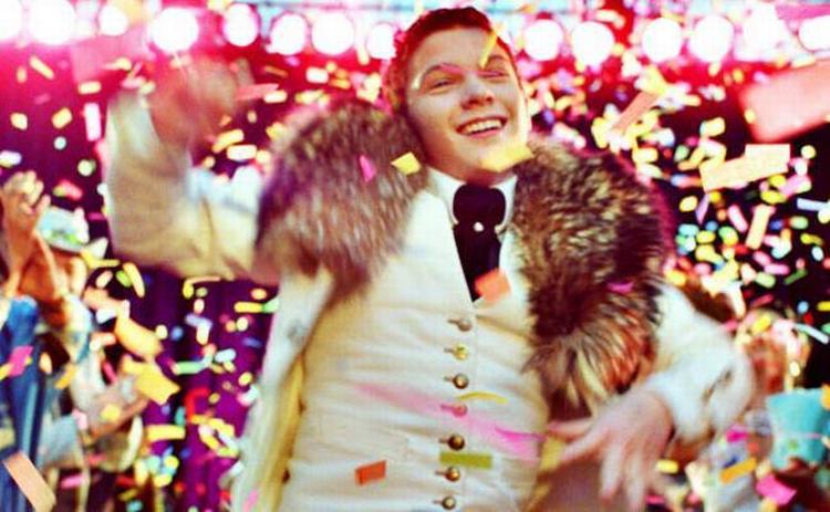 Genrejsning.  Overgearede kostumer og 80'er-hits fik 'Magi i luften' til at minde om en af Gasværkets teaterkoncerter, mente Politikens anmelder, da filmen havde dansk premiere. Nu er den udvalgt til Berlin Filmfestival. 