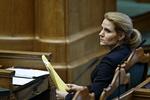 Kovending. Selv om Helle Thorning-Schmidt i går sagde, at det ikke ville være nødvendigt med en undersøgelse, så stemte Socialdemokraterne i dag for et forslag fra DF om at give reglerne for de særlige rådgivere et servicehensyn. 