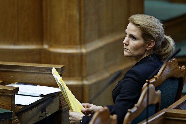 Kovending. Selv om Helle Thorning-Schmidt i går sagde, at det ikke ville være nødvendigt med en undersøgelse, så stemte Socialdemokraterne i dag for et forslag fra DF om at give reglerne for de særlige rådgivere et servicehensyn. 