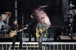 Usikkert. I går var det sikkert, og i dag er det usikkert, om Bruce Springsteen spiller for at minde ofrene fra Utøya. 