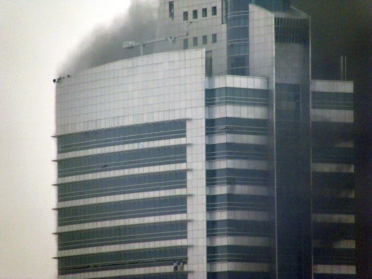 røgsøjle. Under branden strømmede røgen ud fra EVN-tårnene. 