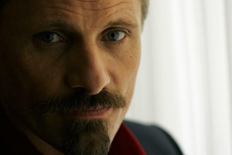 Mangefacetteret. Viggo Mortensen har givet den som både russisk hitman og den sværdsvingende Aragorn i Ringenes Herre. Nu er nomineret til en stor pris for at spille psykokoanalysens fader, Sigmund Freud. 