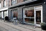 Hårlywood. Det er klippenjensemig godt fundet på. God frisørhumor, synes vore læsere. 