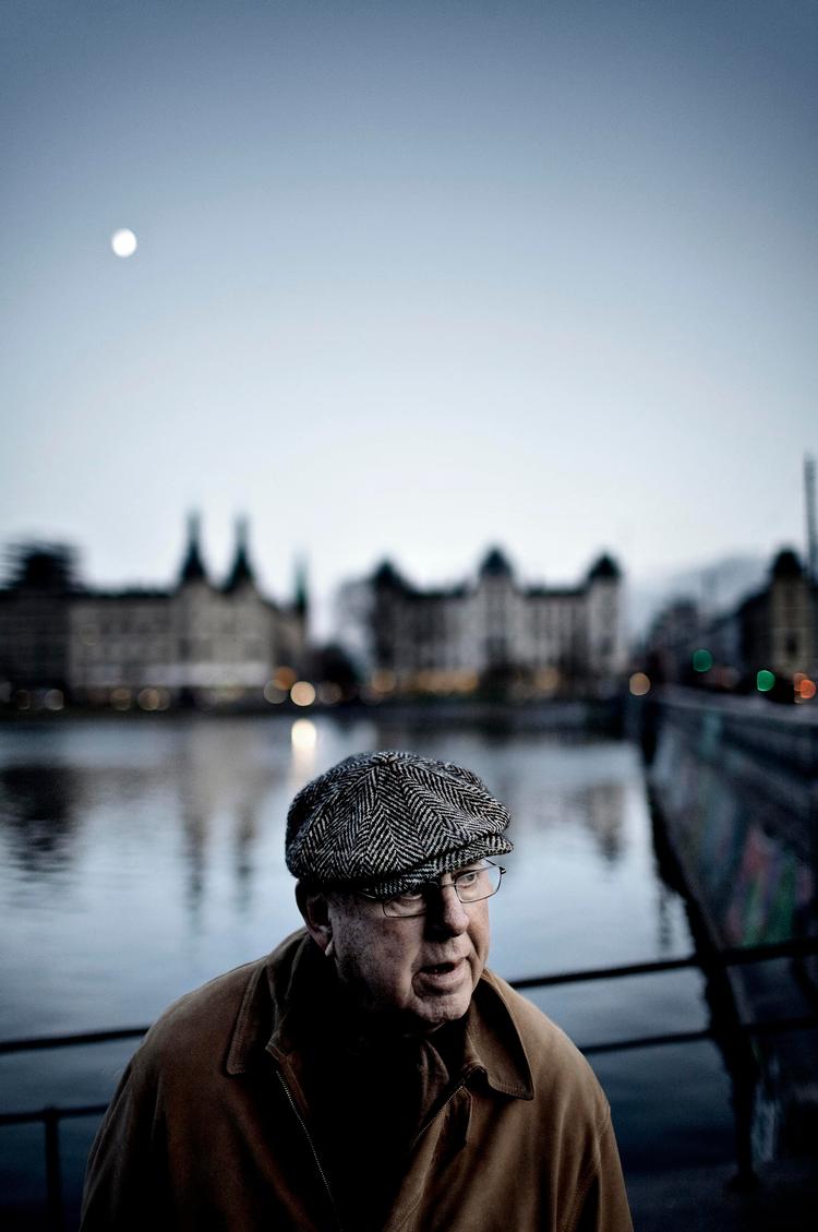 struttende. Klaus Rifbjerg nægter at acceptere rollen som ærværdig og vis og spjætter herligt uregerligt i sin nye digtsamling. 