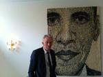 Udenrigsminister Villy Søvndal foran portræt af Barack Obama. 