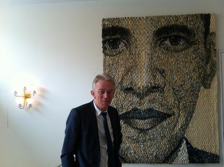 Udenrigsminister Villy Søvndal foran portræt af Barack Obama. 