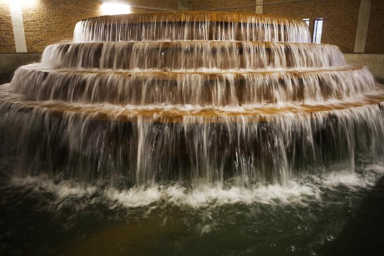 Grundvand. Vandværksforening vil undersøge, om Miljøministeriet kan dømmes for smøl efter at det ikke har sikret en ordentlig kontrol af sprøjtemiddelforureningen af det danske grundvand. 