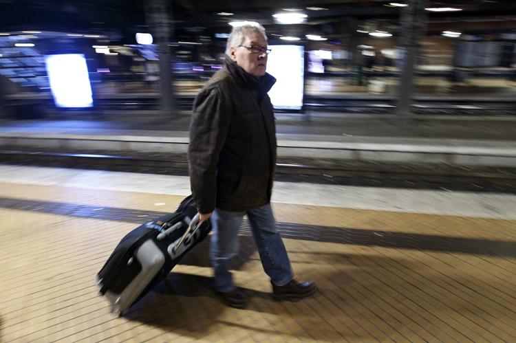 Ramt. Selv om de ansatte på DSB's værksteder genoptog arbejdet i går, så påvirker deres strejke stadig togdriften over hele landet. 