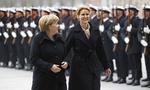 passiv. Den danske S-R-SF-regering har valgt at strække våben i det ideologiske slagsmål mellem en konservativ besparelsesdoktrin, anført af den tyske kansler Angela Merkel, og en socialdemokratisk investeringsstrategi, med den franske præsidentkandidat François Hollande i spidsen, skriver Lars Trier. 