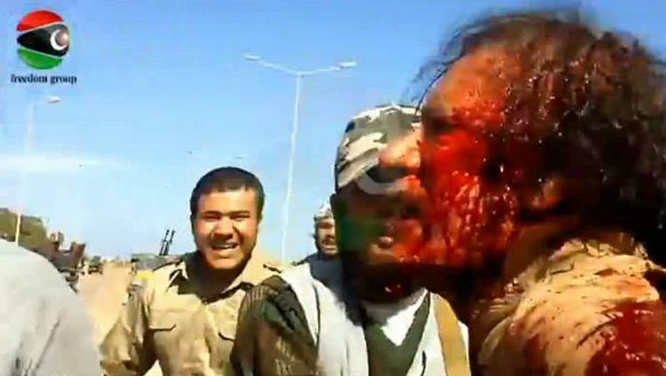 Fanget. En blodig Moamar Gaddafi blev taget tilfange, efter at han havde forsøgt at skjule sig i et rør i nærheden af byen Sirte. 