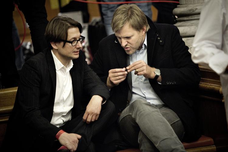 Spinvælde. Helle Thorning-Schmidt særlige rådgiver Noa Redington (tv.) og Lars Løkke Rasmussens ditto, Mikael Børsting i samtale. Nu skal deres roller granskes. 