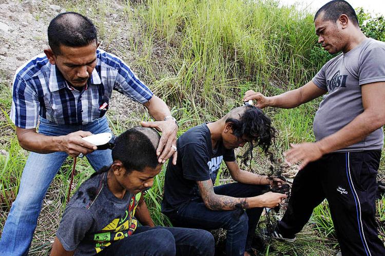 Syndigt. Indonesisk politi går hårdt til værks mod en gruppe punkere, som de tvinger i bad og kronrager. 